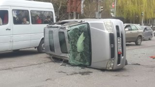 В Бишкеке в результате аварии перевернулся автомобиль <b>(фото)</b>