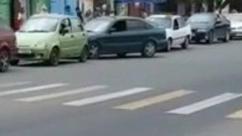 В селе Чон-Арык таксисты перегородили пешеходный переход. Видео местного жителя