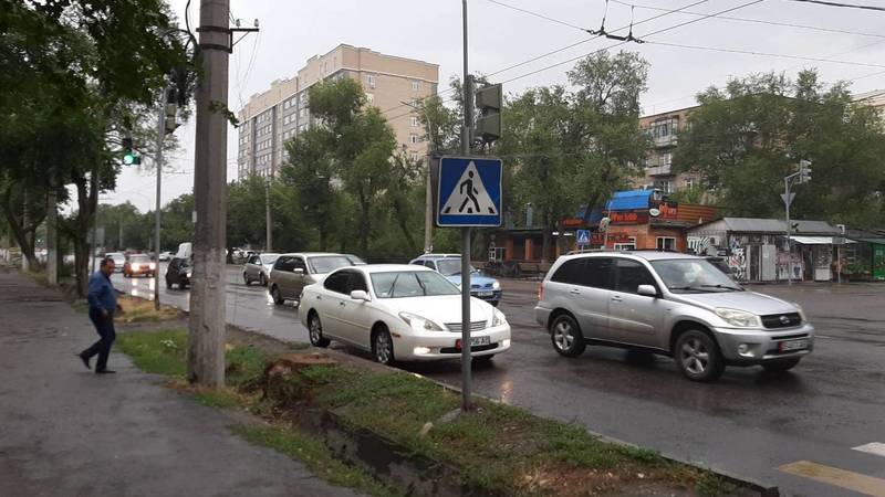 Горожанин припарковал свою «Тойоту» в неположенном месте на ул.Льва Толстого. Фото
