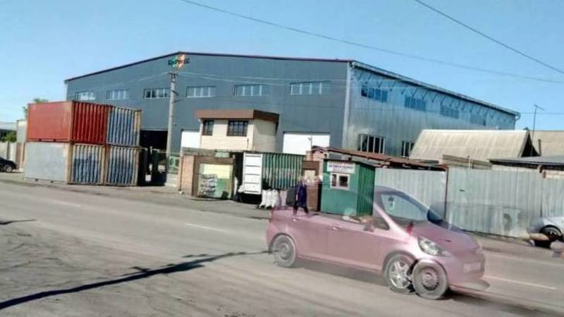 На ул.Орозбекова склад установил контейнеры на тротуаре. Фото