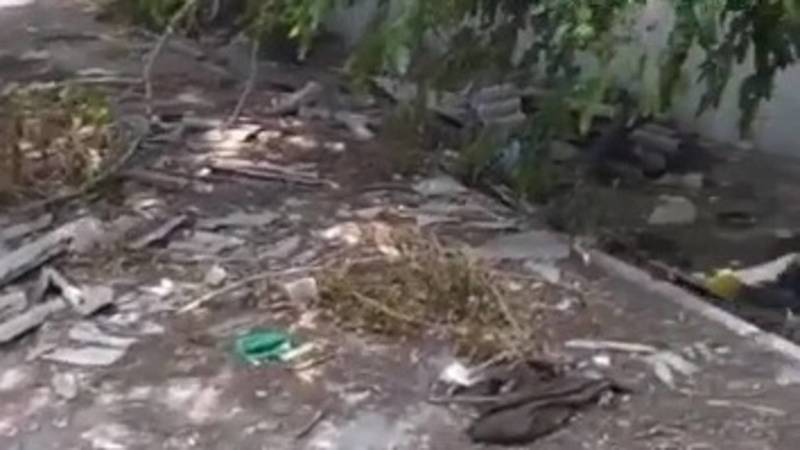 Возле завода «Фрунзе» сломали остановку и оставили мусор. Видео