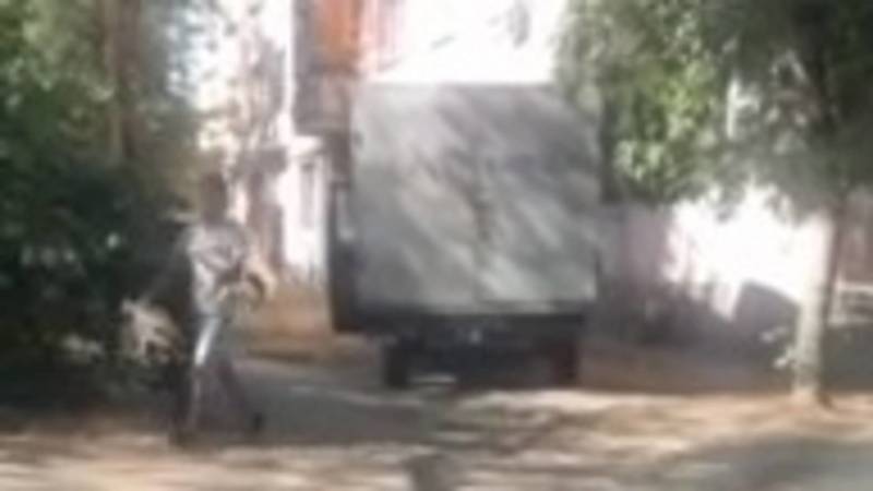 В Бишкеке парень с загипсованной рукой водит грузовик. Видео