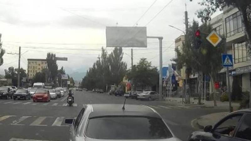 На ул.Юнусалиева мотоциклист проехал на красный. Фото