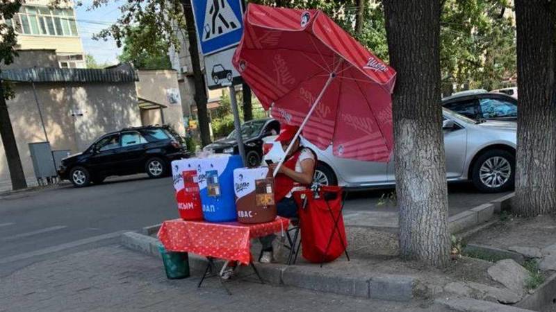 На перекрестке Чуй-Турусбекова продавщица «Шоро» работает без маски
