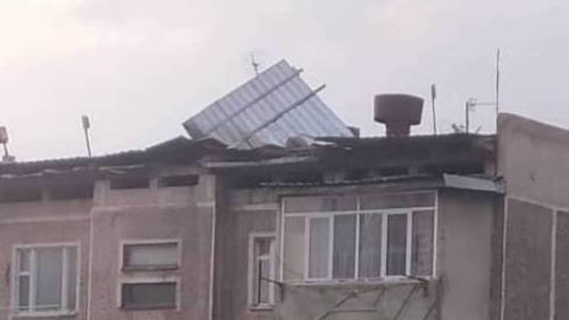 Сильный ветер в Оше снес крышу высотного дома. Фото