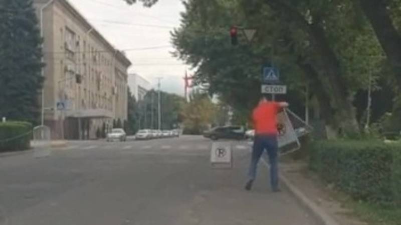 Горожанин выкинул стоп-блоки, установленные возле ночного стационара на ул.Орозбекова. Видео