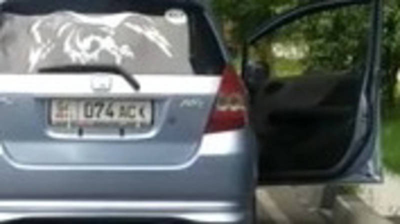 В Бишкеке пассажиры машины «Хонда Фит» выбрасывают мусор, - очевидец