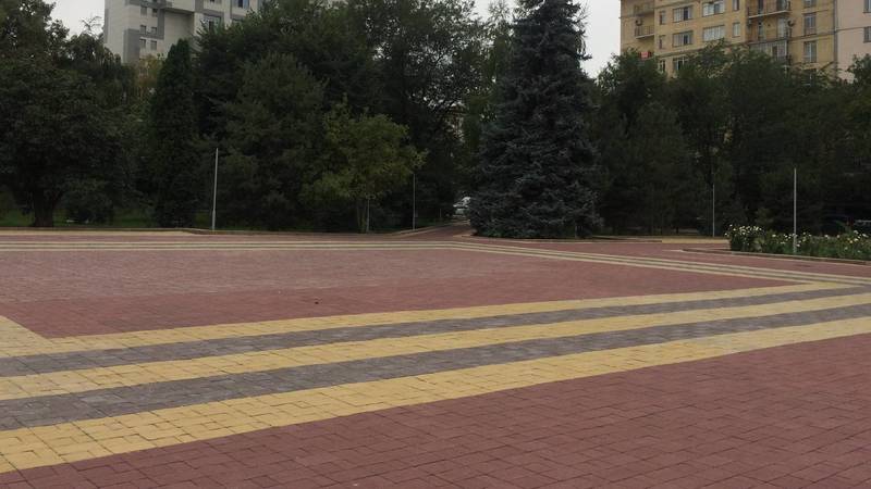 Когда в парке имени Горького поставят скамейки и урны? - горожанин