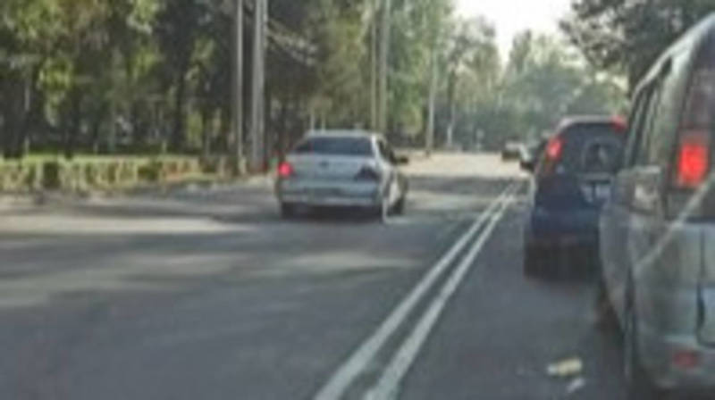 В Бишкеке по ул.Димитрова водители едут по встречной полосе, - очевидец. Видео