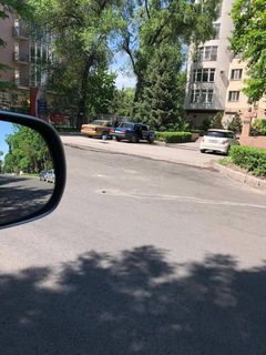 Бишкекечанин: На участке бульвара Эркиндик мыли служебные машины (фото)