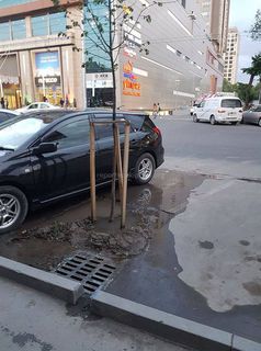 В Бишкек на улице Киевской бьет вода из-под асфальта