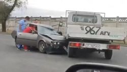 На ул.Садырбаева легковушка заехала под грузовик. Видео с места аварии