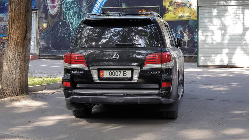 Водитель на Lexus LX 570 заехал в парк Панфилова. Фото очевидца
