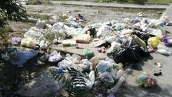 В жилмассиве Кара-Жыгач возле школы несколько месяцев не убирают мусор, - местный житель