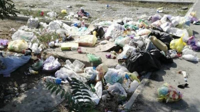 В жилмассиве Кара-Жыгач возле школы несколько месяцев не убирают мусор, - местный житель