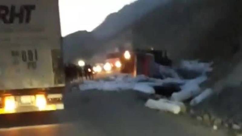 На перевале Ала-Бель перевернулся грузовик, товар разбросало. Видео