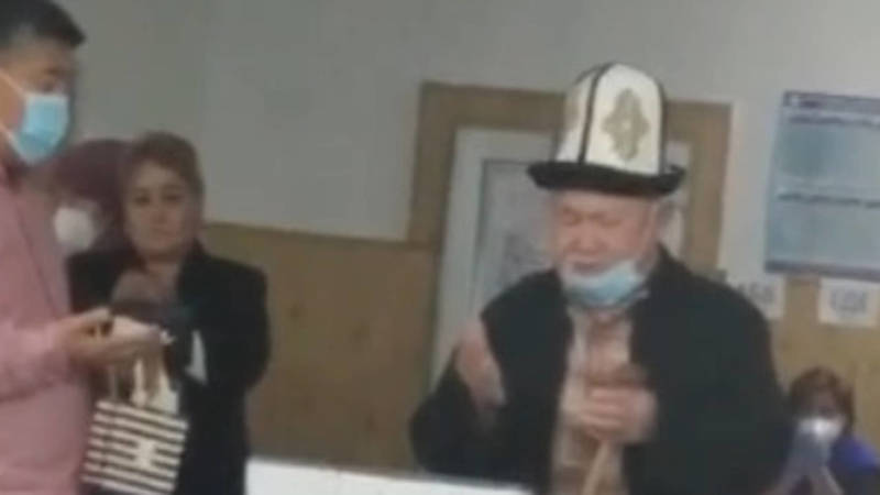 В Новопавловке дедушка дал бата возле избирательной урны. Видео