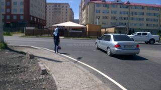 Бишкекчанка просит нанести разметку и установить дорожный знак на ул.Ахунбаева в мкр Джал (фото)