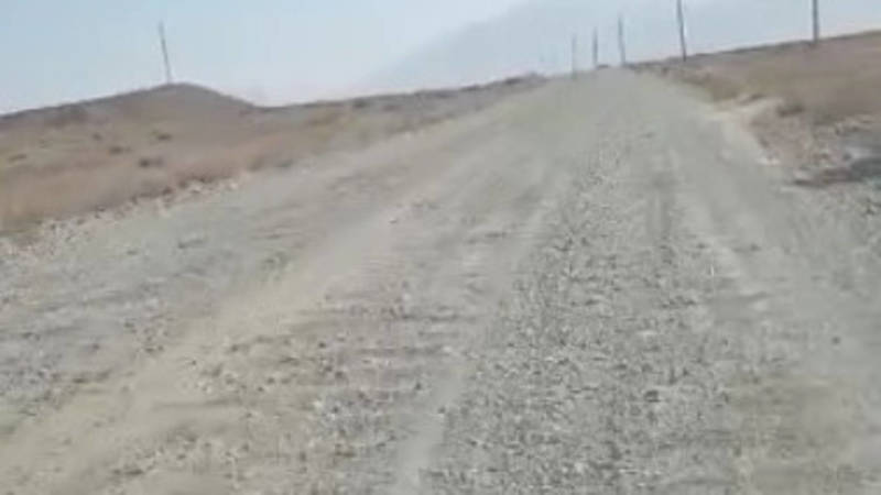 «Как волны шифера». Водитель жалуется на состояние дороги между Нарыном и селом 8 марта. Видео