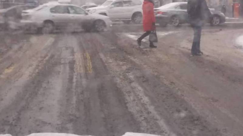 Водитель жалуется на грязь на дорогах столицы
