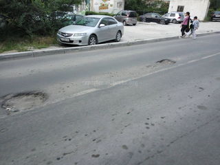 В Бишкеке на участке ул.Нуркамала в 12 мкр уже образовались ямы (фото)
