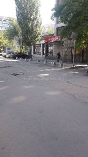 Законно ли установили ограждения на территории парковки на Тыныстанова-Горького?