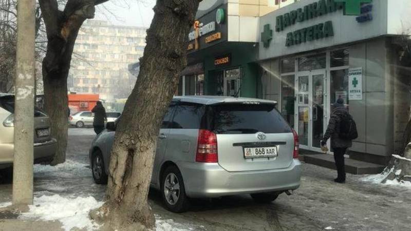 «Тойоту Виш» припарковали на тротуаре по Гоголя