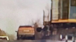 В Кара-Балте локомотив сбил машину. Момент аварии попал на видео