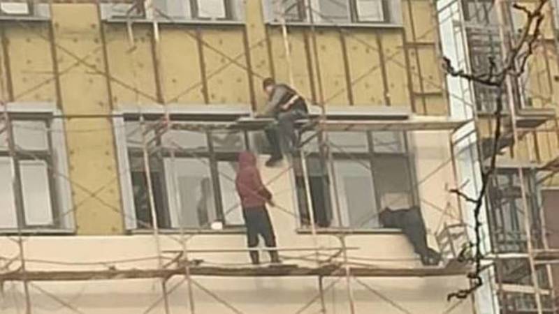 В мкр Улан строители работают без страховки, - горожанин