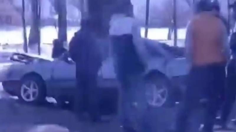 На Иссык-Куле «Ауди С4» врезалась в дерево. Видео с места аварии