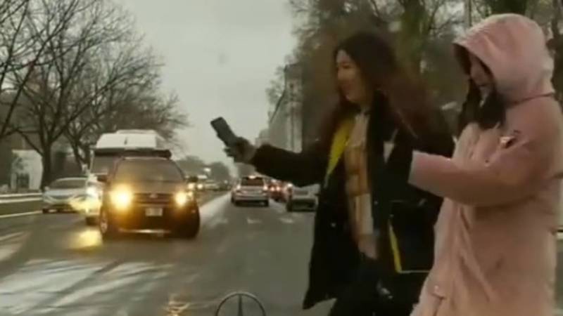 Водитель «Мерседеса» чуть не сбил двух девушек на пешеходном переходе. Видео
