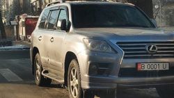 Бишкекчанин припарковал свой Lexus LX 570 на проезжей части на Исанова