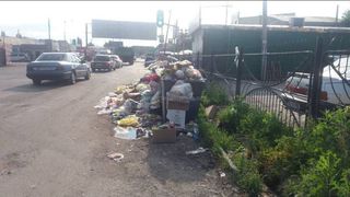 В центре Кара-Балты уже неделю не убирают мусор, - местный житель (фото)