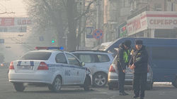 В центре Бишкека произошло ДТП с участием машины патрульной милиции