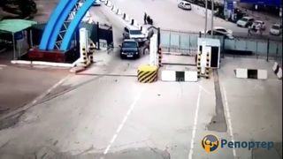 Видео — В сети распространяется видео автонаезда на пограничника на КПП «Ак-Жол»