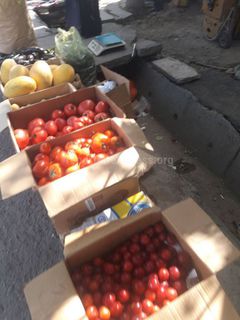 На улице Юнусалиева овощи продают прямо на дороге