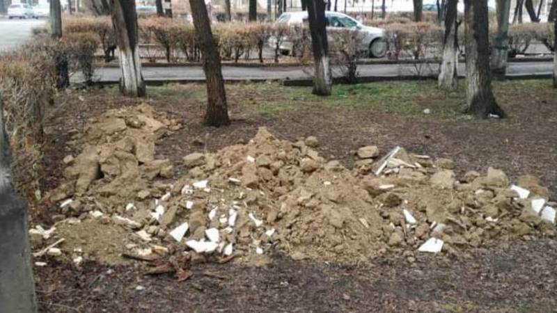 В Беловодске после ремонта в здании адвокатуры мусор выбросили возле райгосадминистрации. Фото местного жителя