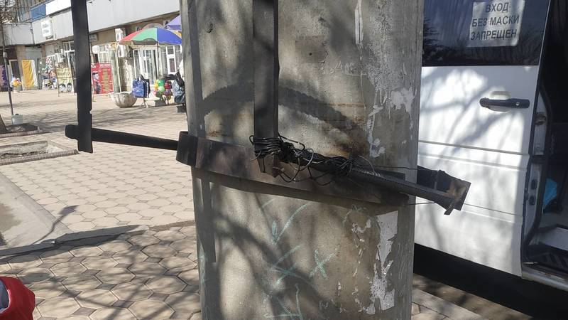 Бишкекчанка Чолпон жалуется на кусок арматуры, который торчит из бетонного столба. Фото