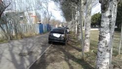 Горожанин просит установить ограничители на Токомбаева, чтобы водители не парковались на тротуаре. Фото