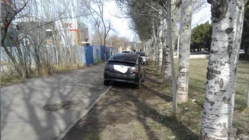 Горожанин просит установить ограничители на Токомбаева, чтобы водители не парковались на тротуаре. Фото