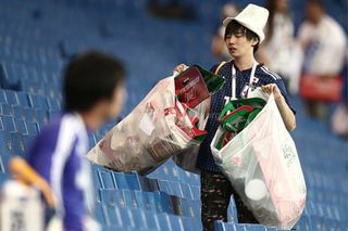 Фото — Японец в ак калпаке забирает с собой мусор после матча на ЧМ в России