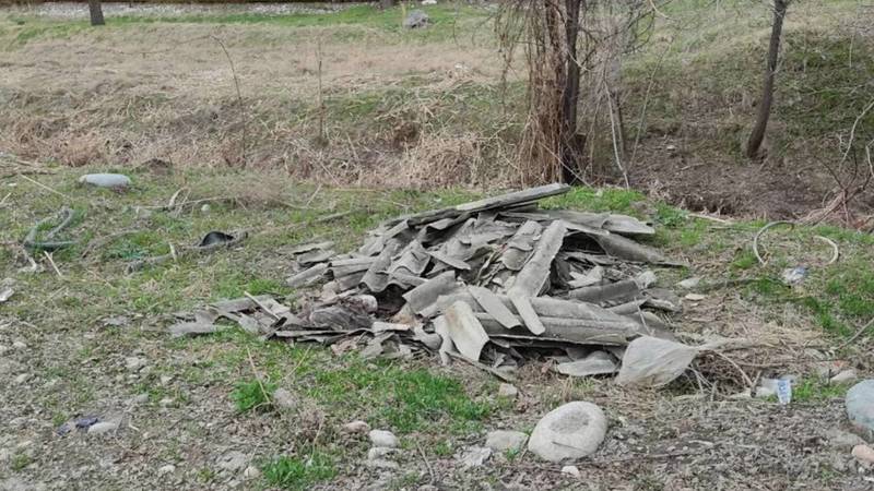 В районе озер Сорока неизвестные выбросили строительный мусор. Видео и фото