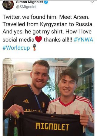 Фото—Кыргызстанец получил футболку от вратаря «Ливерпуля» Симона Миньоле