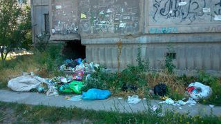 Тротуар в микрорайоне Учкун завален мусором