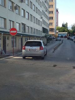 В микрорайоне Улан-2 «Тойота» паркуется там, куда въезд запрещен