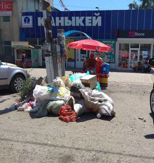 В селе Ивановке возле магазина складируют мусор