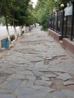 Аллея по улице Ленина в Жалал-Абаде в плохом состоянии
