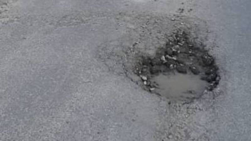 На дороге на Тулебердиева образовались ямы. Фото