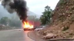 На перевале Чычкан загорелся автомобиль. Видео