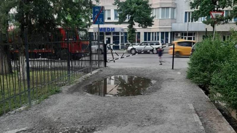 Рядом со школой №62 по улице Суеркулова установили шлагбаум